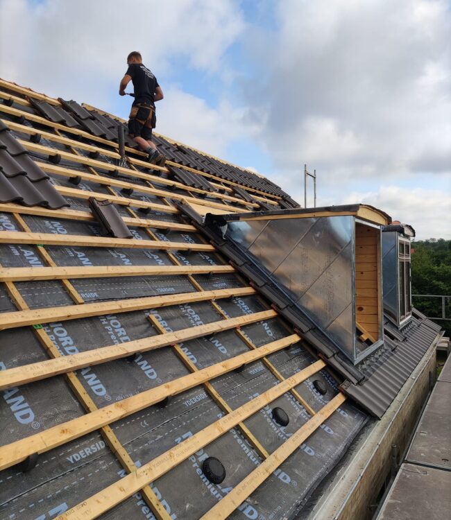 357125312_689024423222432_3417670969816778682_n Renovering af bolig: Tagrenovering med ny tagkonstruktion og tømrerarbejde af Baaring Entreprise på et hus