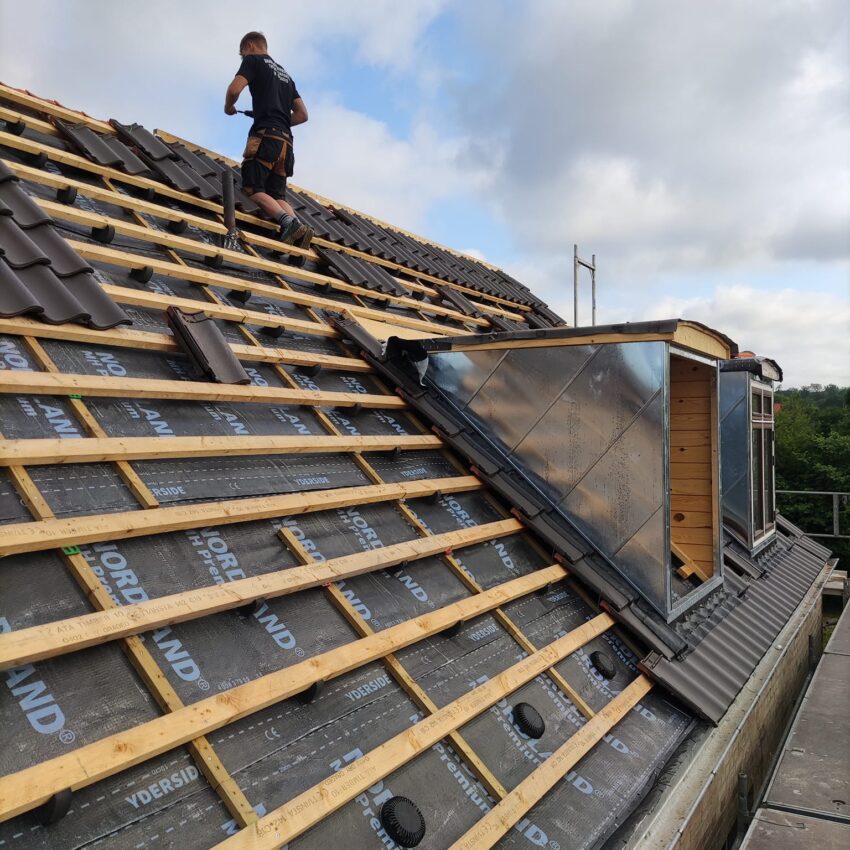 Renovering af bolig: Tagrenovering med ny tagkonstruktion og tømrerarbejde af Baaring Entreprise på et hus
