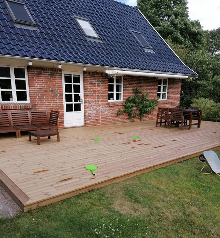 Nyanlagt træterrasse foran rødstensvilla lavet af Baaring Entreprise.